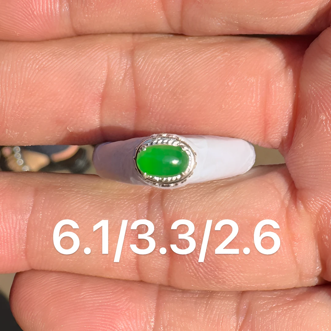 0114(小哪吒在源头)冰种翡翠阳绿马鞍戒面干净肉细杠味荧光足M20