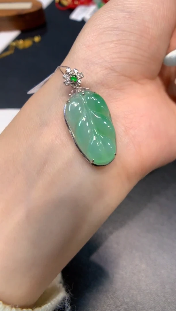 颈饰18K金镶嵌翡翠叶子