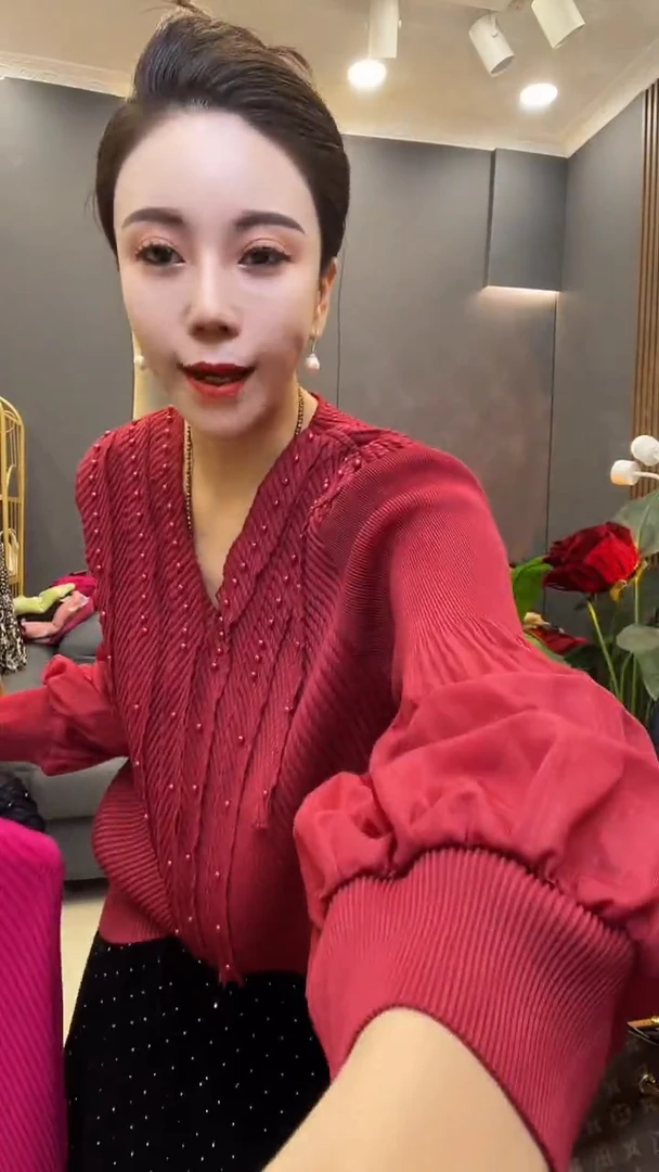 聚酯纤维（涤纶）红色珠珠衫