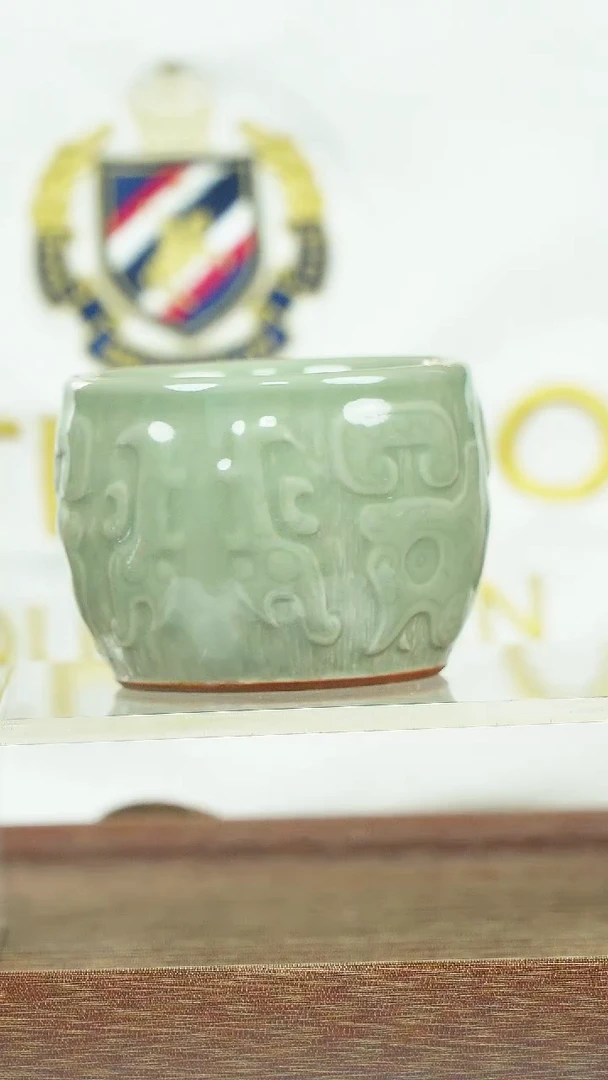 茶壶紫砂饕餮纹 青瓷杯 廖秀珍制