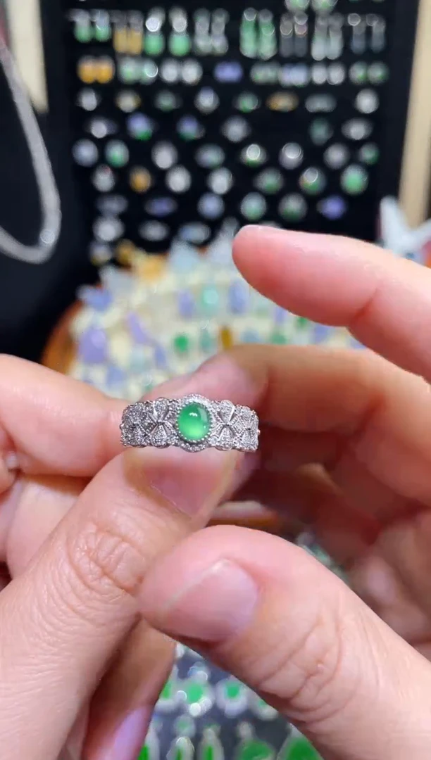 颈饰18K金镶嵌翡翠蕾丝款高冰玻绿蛋戒