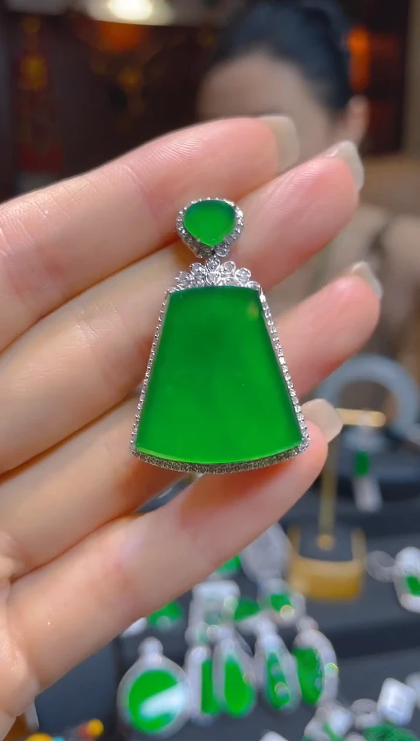 翡翠18K金镶嵌颈饰天然A货翡翠无事牌/132940