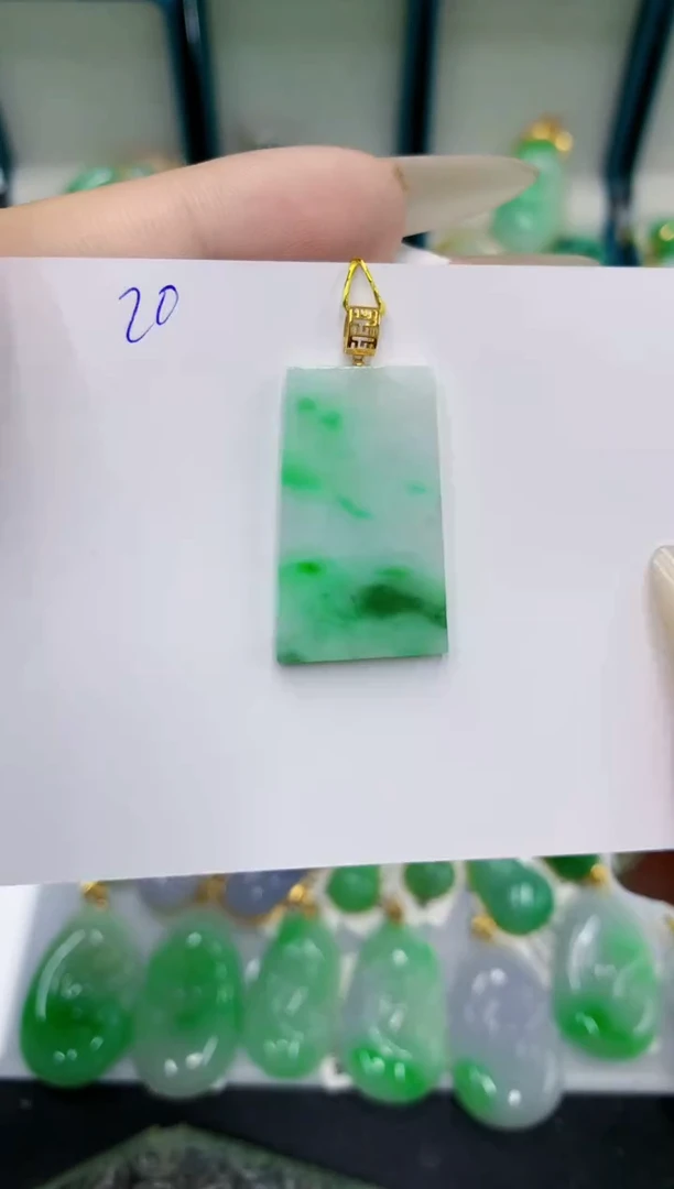 翡翠18K金镶嵌颈饰11111111111