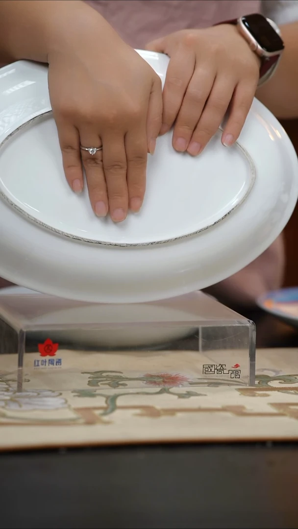 瓷1个微瑕白胎13英寸深鱼盘（无底款）
