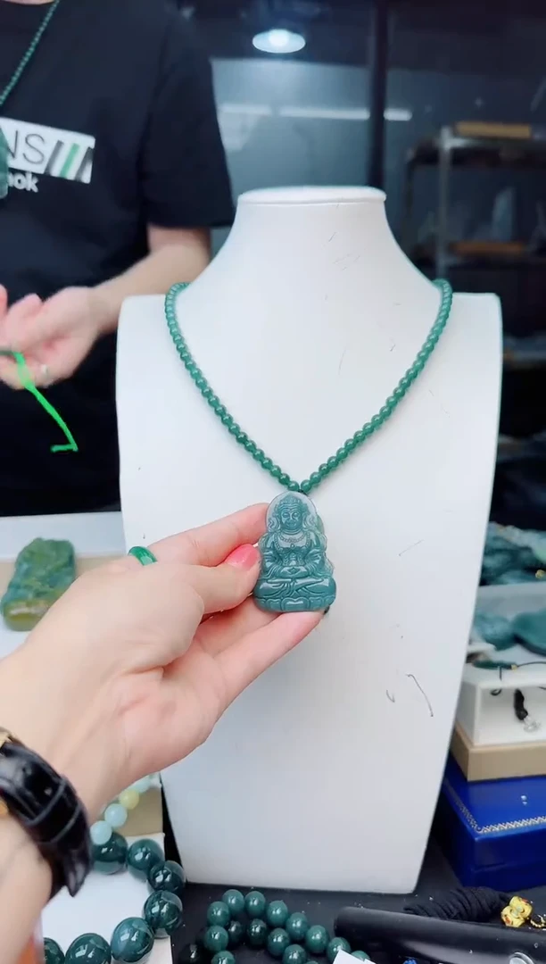 翡翠未镶嵌颈饰多样性发货其中一件