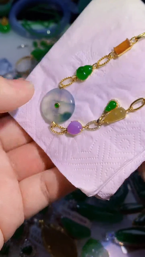 颈饰18K金镶嵌翡翠了