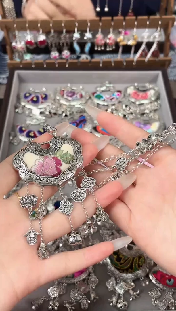 织绣民族风非遗老绣饰品184