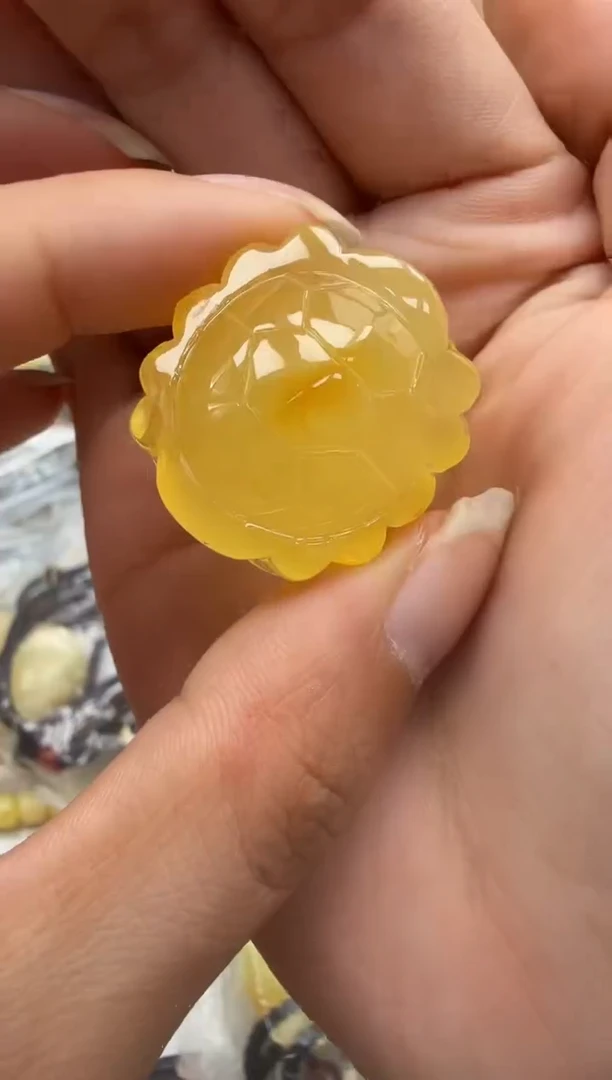 未镶嵌琥珀裸石如图