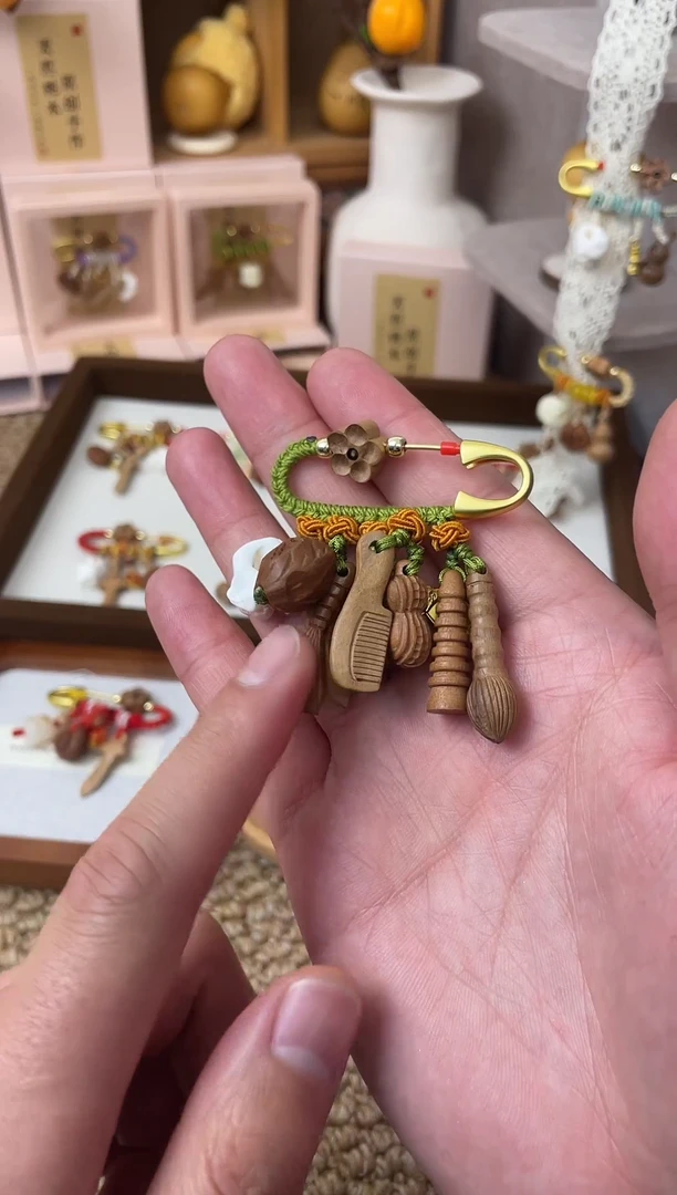 桃木木雕款学生款桃木别针一物一拍十款