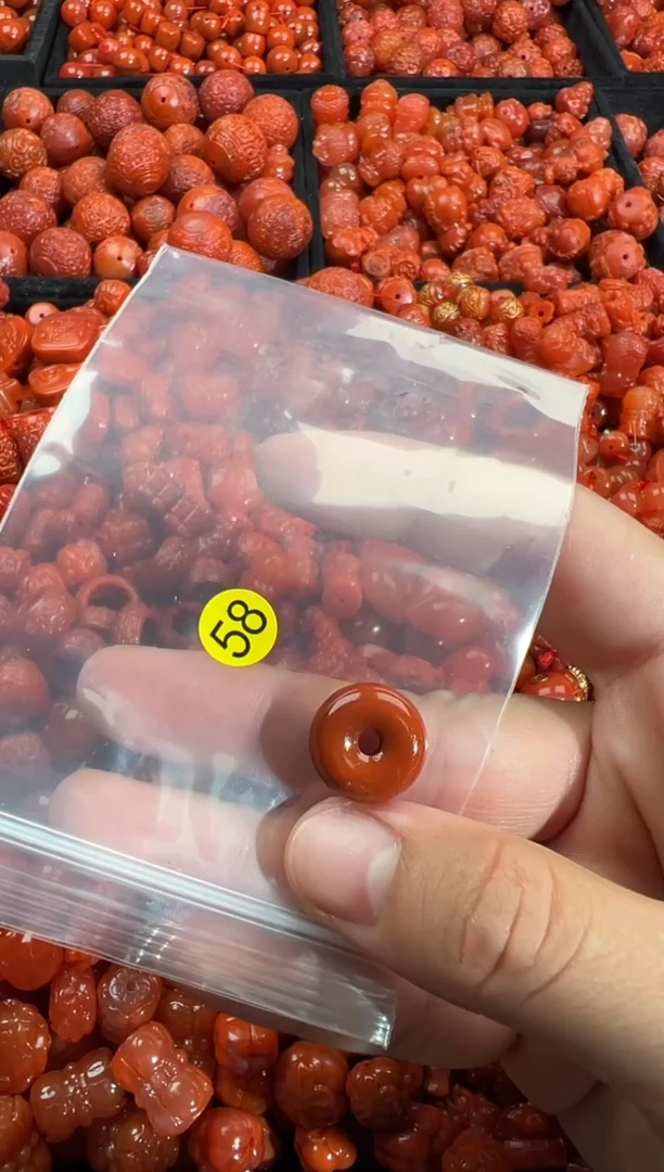 南红玛瑙未镶嵌颈饰1