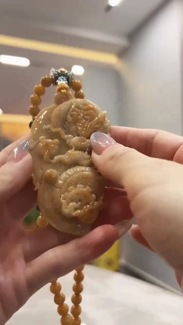 翡翠未镶嵌颈饰龙