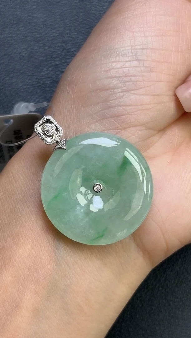 颈饰18K金镶嵌翡翠平安扣