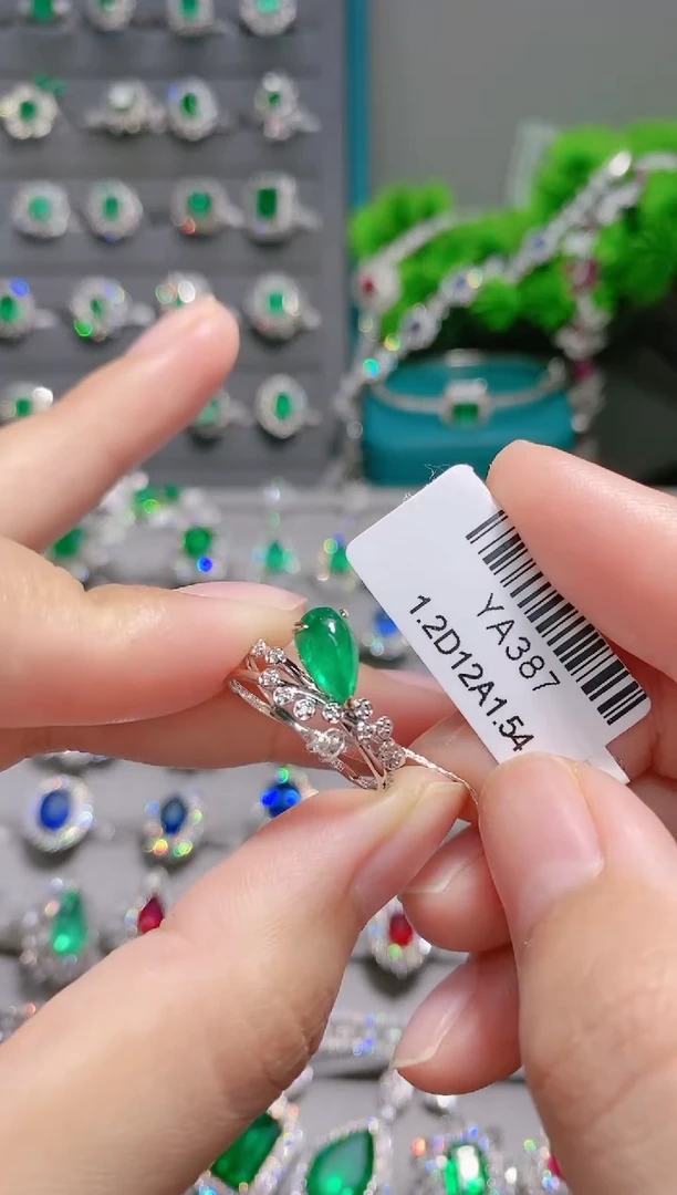 18K金戒指18K金镶嵌祖母绿.