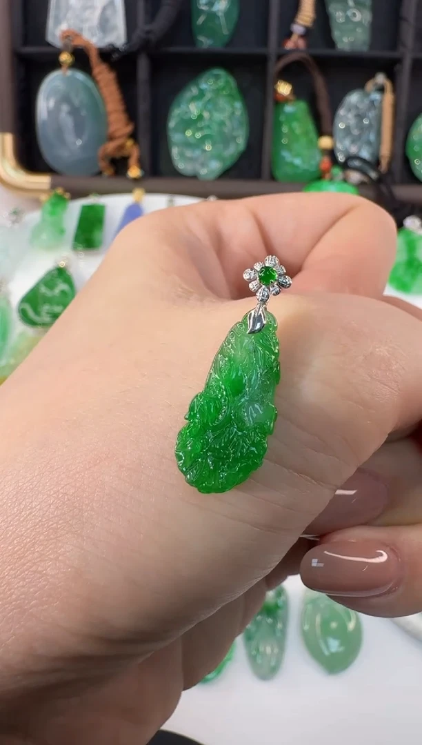 颈饰18K金镶嵌翡翠缅甸A货翡翠