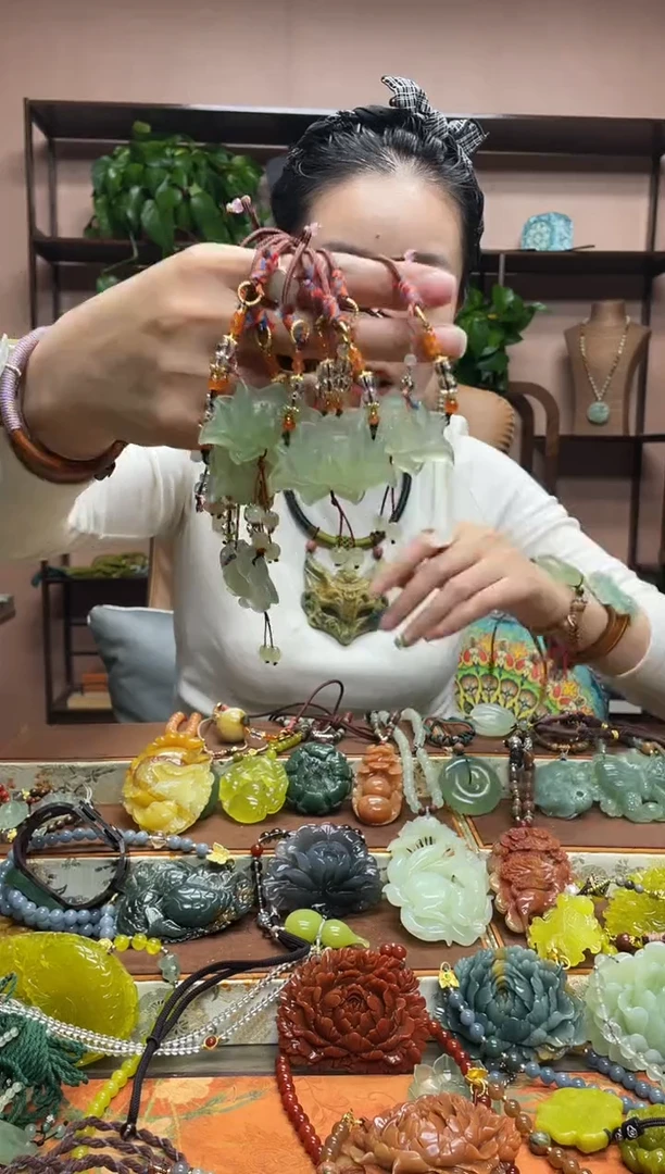 未镶嵌岫玉吊坠多样性发货发其中之一