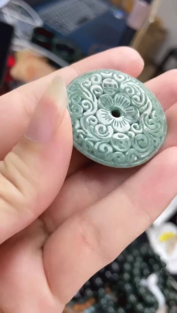 翡翠未镶嵌颈饰花平安扣