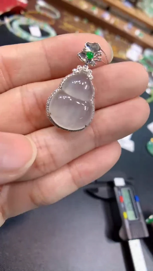 颈饰18K金镶嵌翡翠葫芦