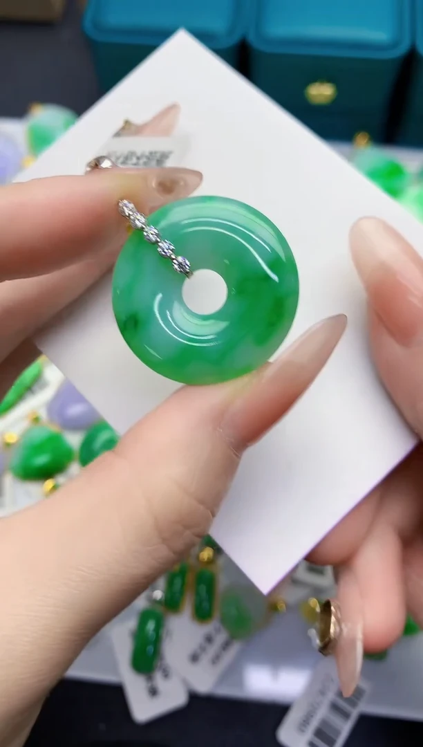 颈饰18K金镶嵌翡翠缅甸天然翡翠A货