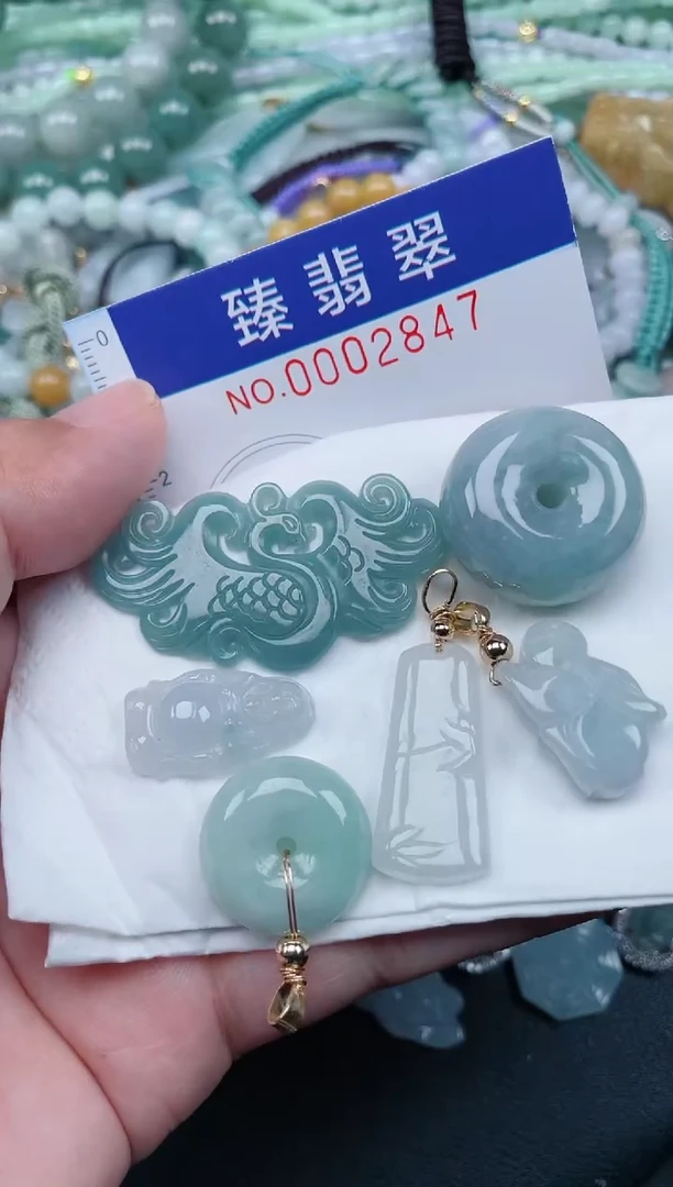 翡翠未镶嵌颈饰.0002847