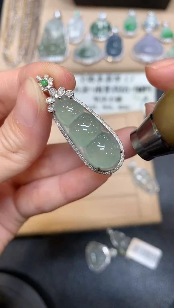 【闪购商品】翡翠颈饰18K金镶嵌福豆【无服务费