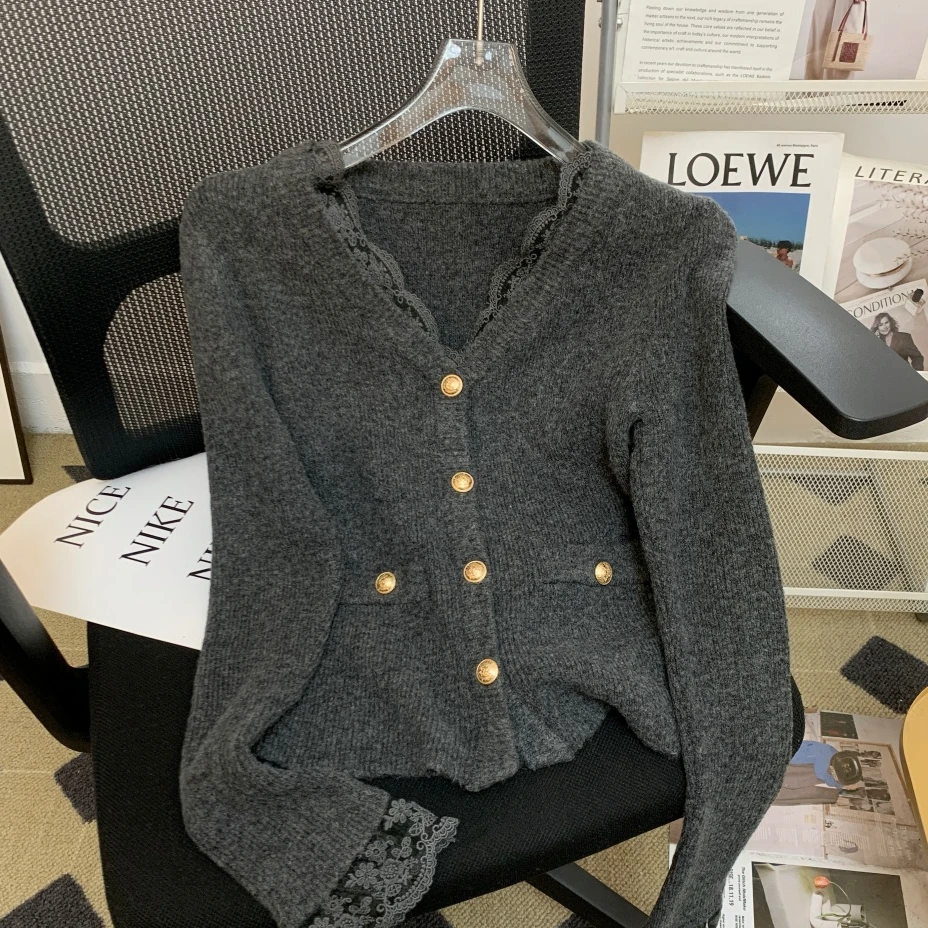 大码女装高级感蕾丝拼接v领针织开衫秋冬温柔风软糯叠穿显瘦上衣