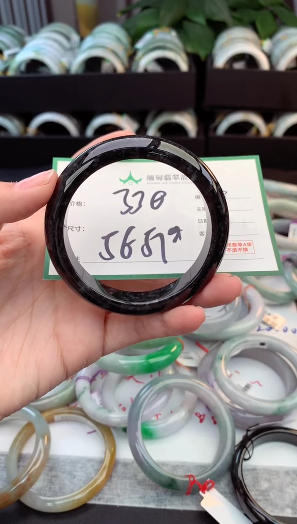 未镶嵌定制翡翠毛货需精细抛光+多人