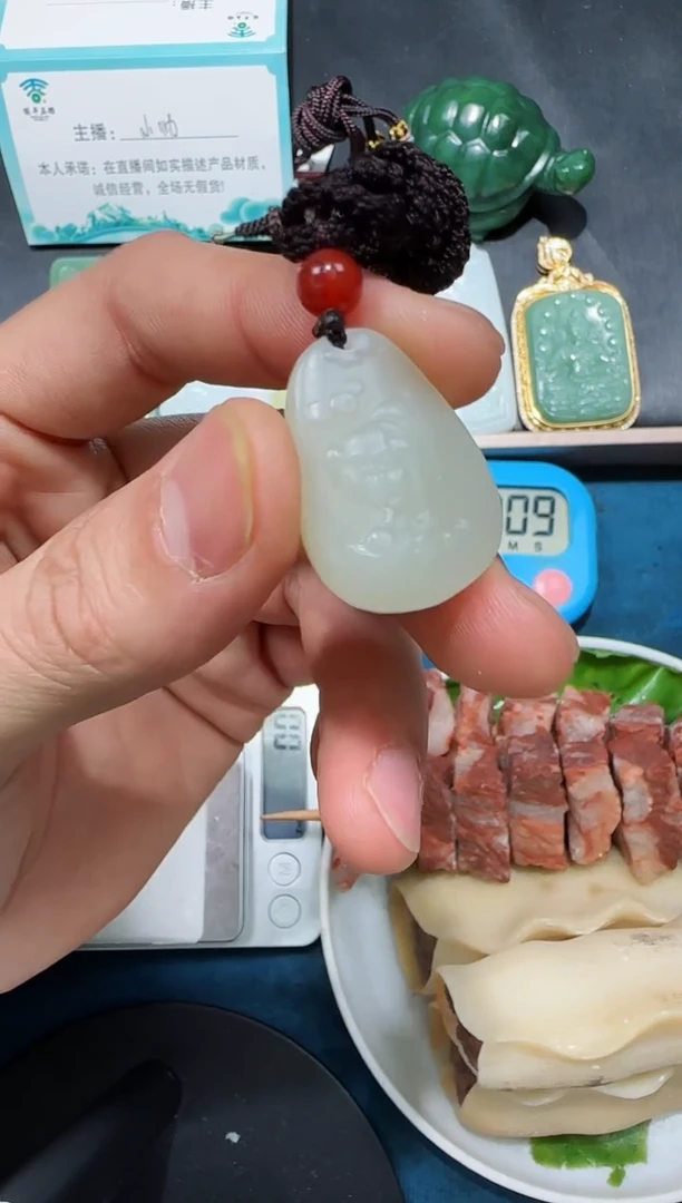 颈饰未镶嵌和田玉奈****哮猪