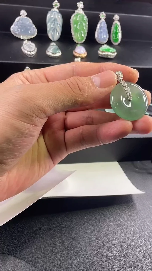 【闪购商品】翡翠颈饰18K金镶嵌吊坠