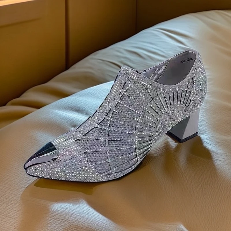 大东她软皮粗跟凉靴女2025春夏新款镂空凉鞋水钻透气百搭单鞋尖头