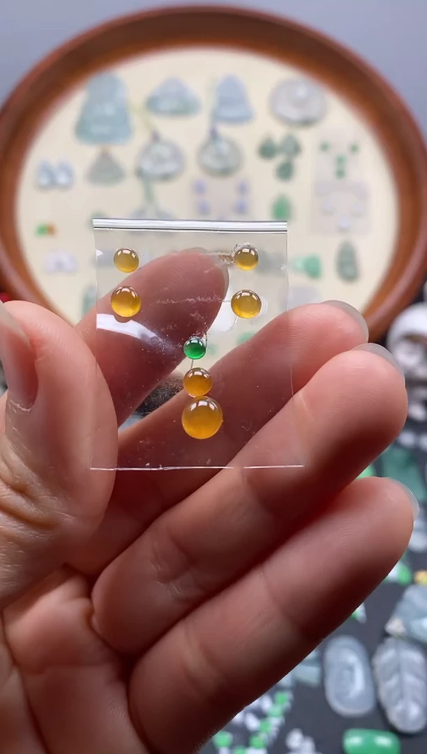 颈饰未镶嵌翡翠6颗黄翡蛋面/芬