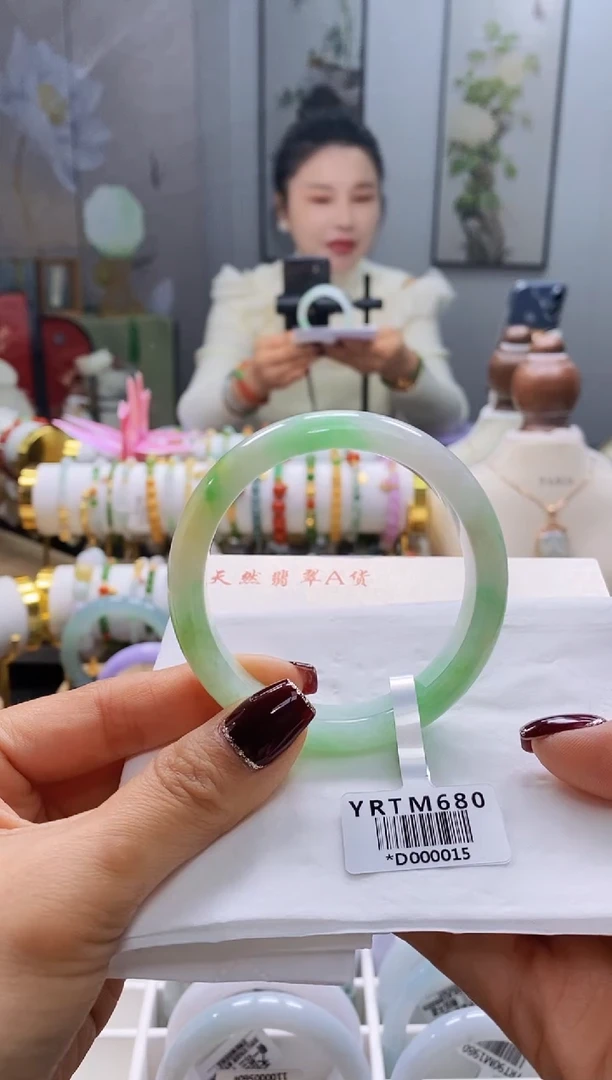 未镶嵌手镯翡翠一****?6号55.8/12.8*8.1/D