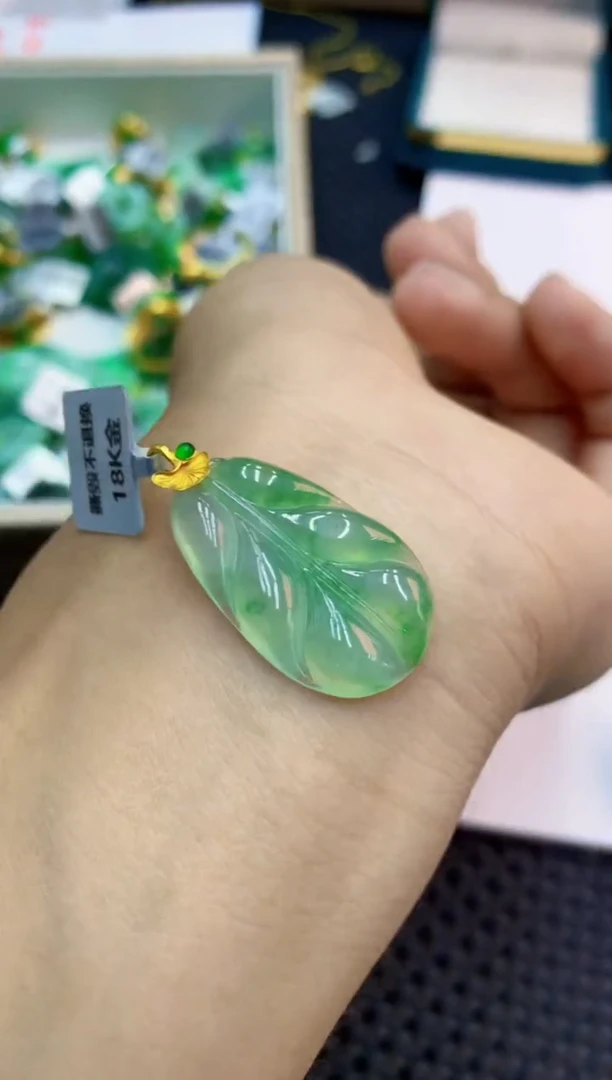 翡翠18K金镶嵌吊坠(不含链)1