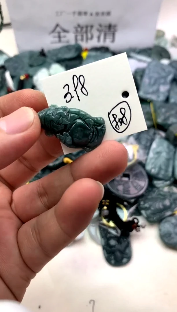 翡翠未镶嵌颈饰小财神