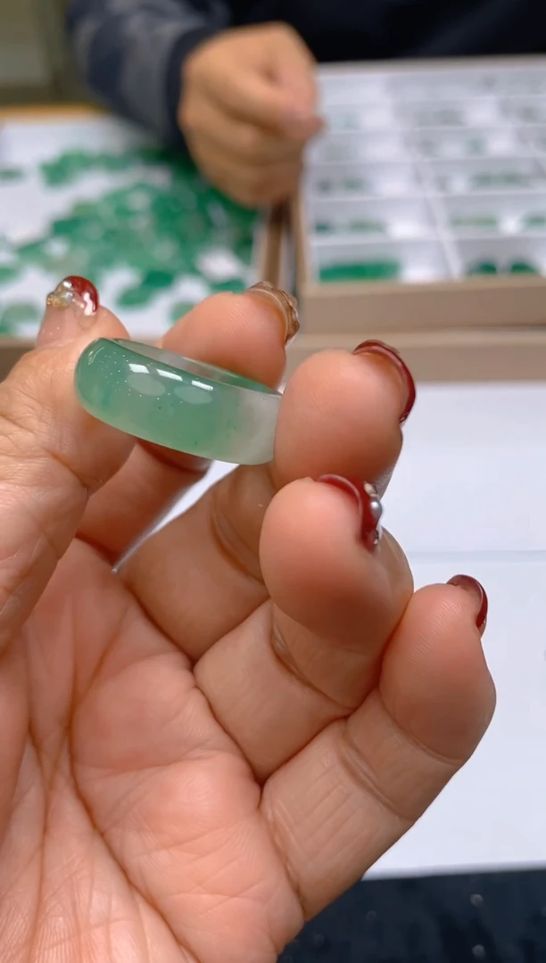 【闪购商品】石英质玉戒指未镶嵌冰美人A货非洲翠