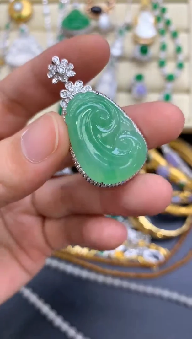 颈饰18K金镶嵌翡翠269人