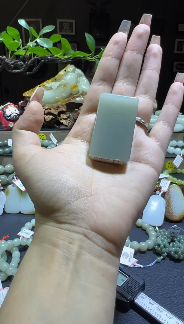 吊坠(不含链)未镶嵌和田玉近矿青白玉面包牌（产地直发）