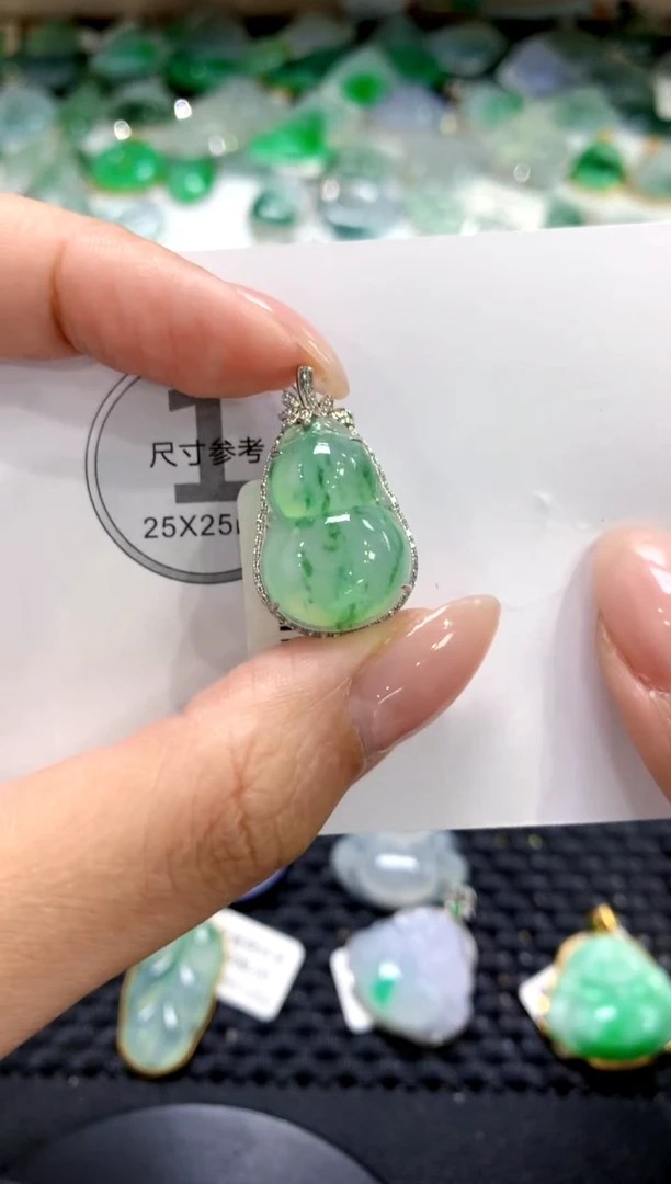 颈饰18K金镶嵌翡翠1