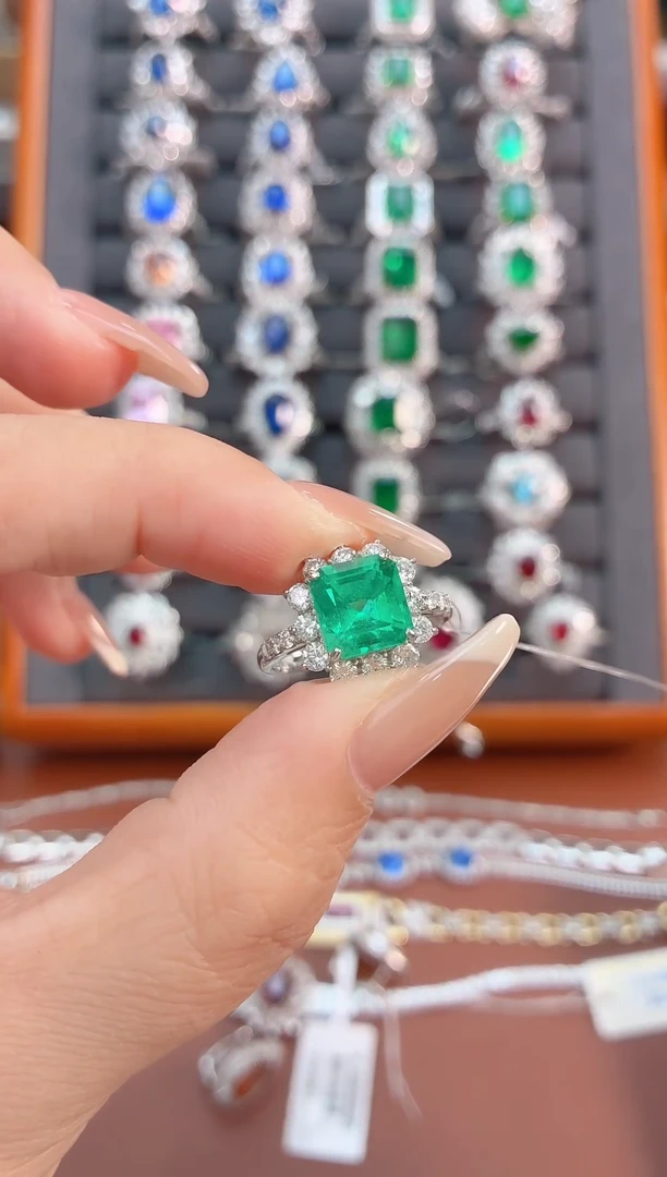 铂Pt900镶嵌戒指祖母绿-2.62克拉*哥伦比亚木佐