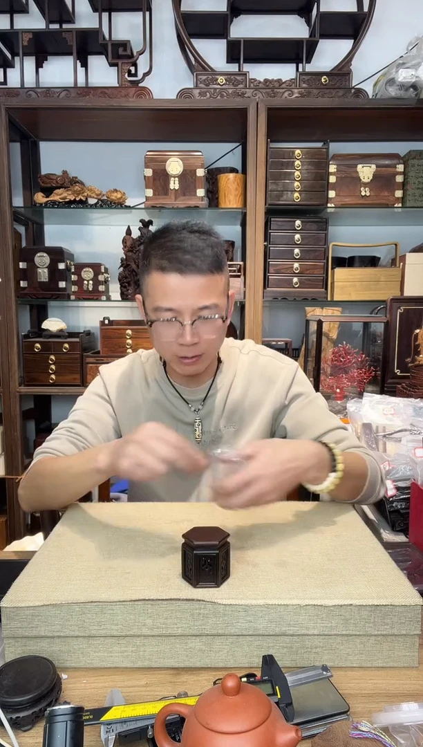 乌木类书架137塑料把把壶瑕疵+大红酸枝小号六角摆台