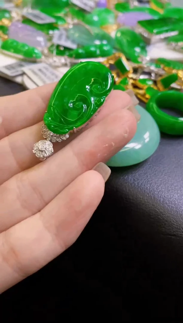 【闪购商品】定制翡翠18K金镶嵌吊坠