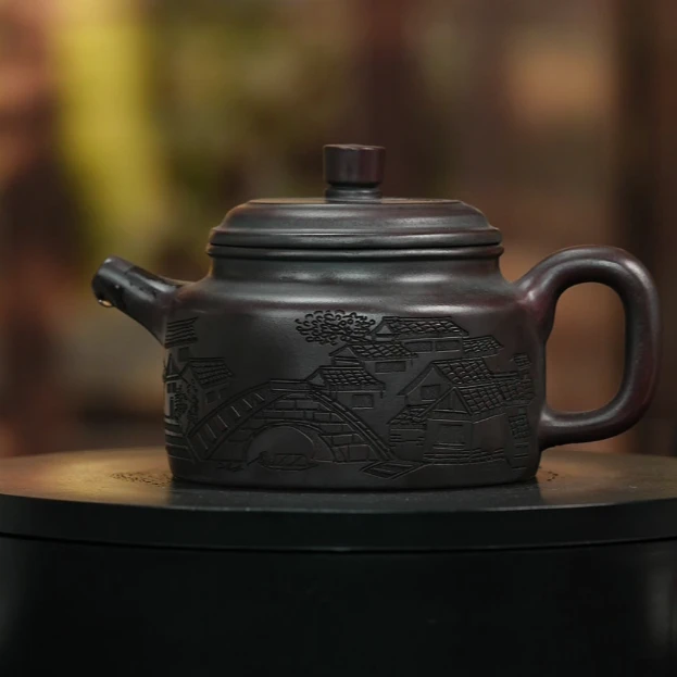 宜兴原矿铁血红砂刻绘德钟壶