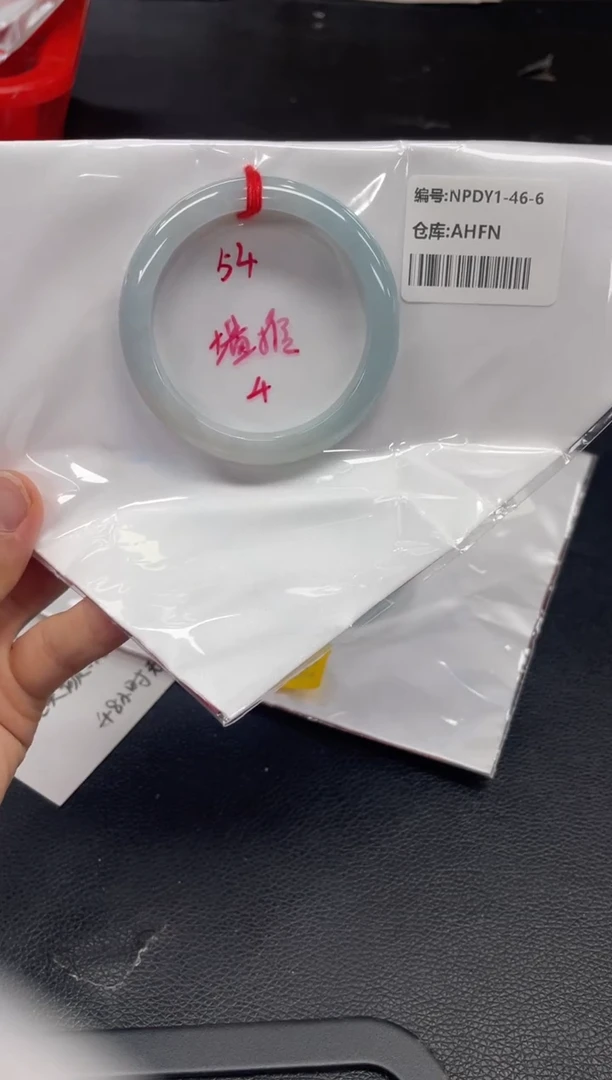 翡翠手镯未镶嵌翡翠手镯