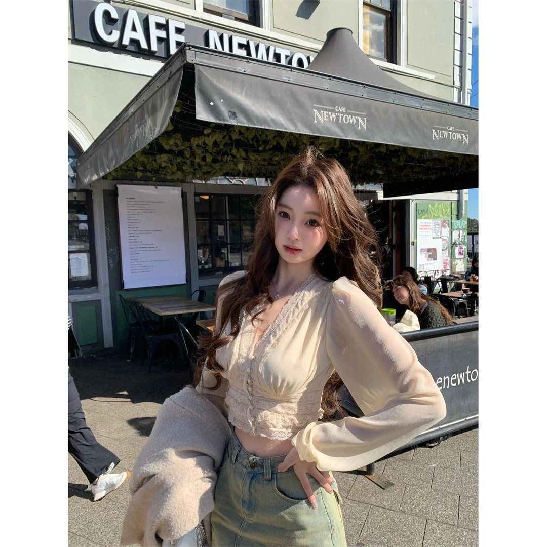 法式纯欲风蕾丝碎花v领衬衫女2025春季新款性感短款上衣气质女装