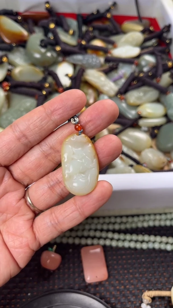 【闪购商品】和田玉颈饰未镶嵌多样性发货没有证书拍一发一有瑕