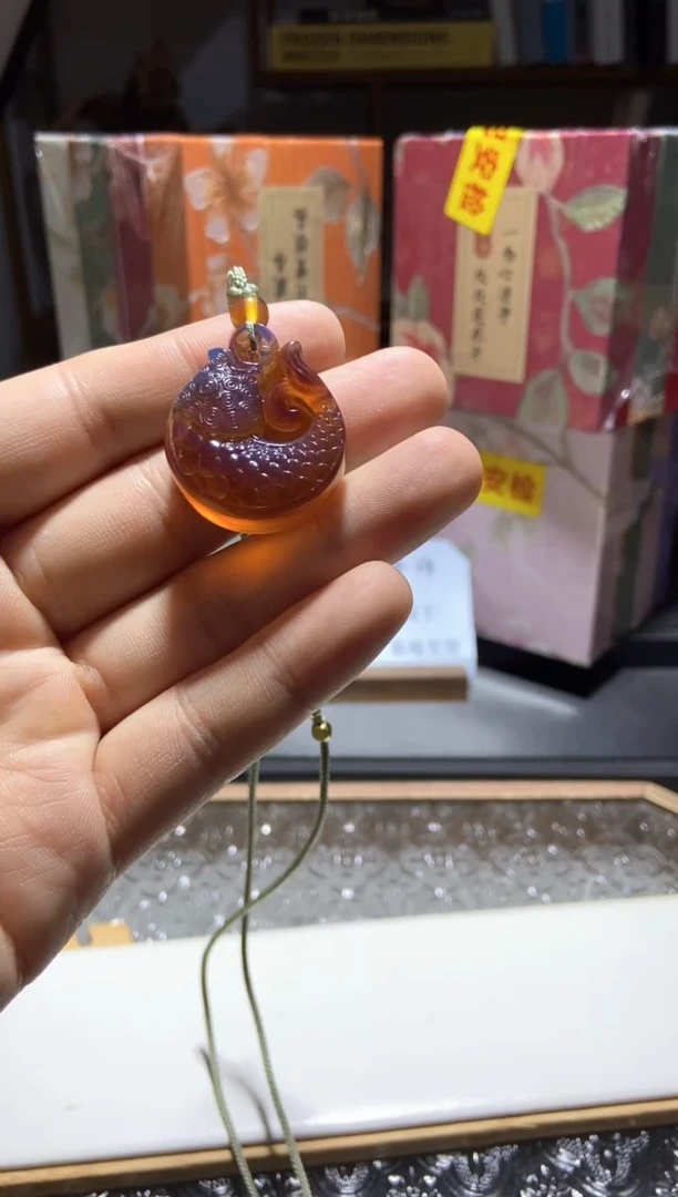 琥珀颈饰未镶嵌连年有余