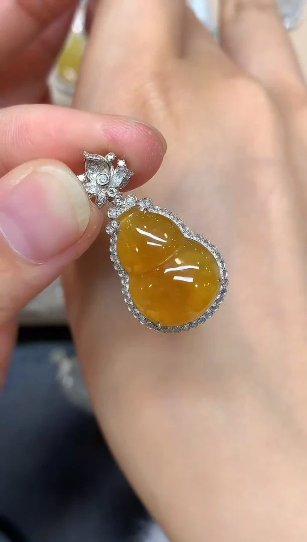 颈饰18K金镶嵌翡翠葫芦【无服务费