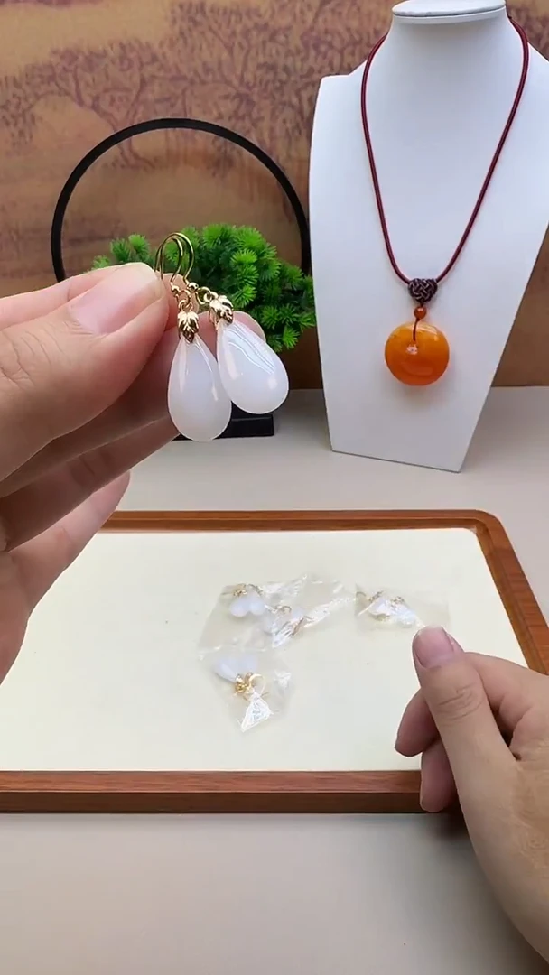 14K金镶嵌和田玉耳饰E76