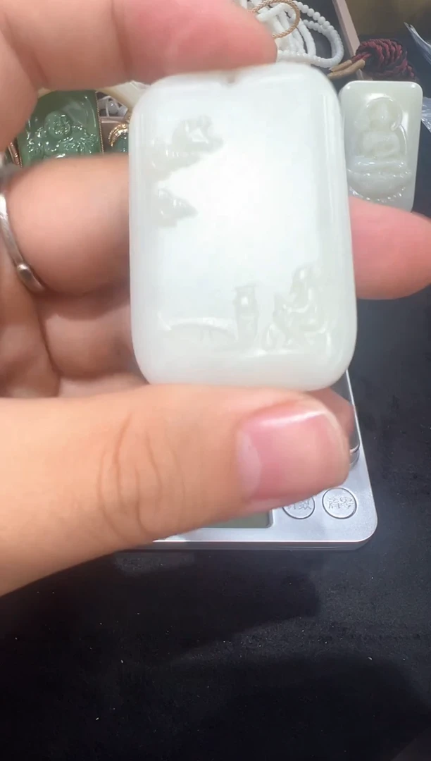 和田玉未镶嵌颈饰玉牌，微瑕