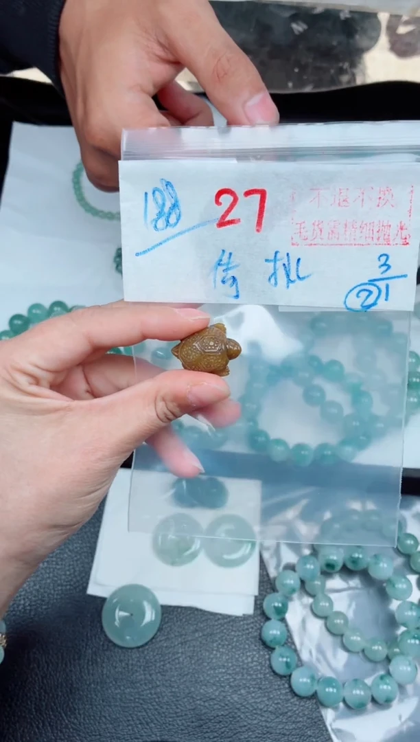 未镶嵌定制翡翠倚*轩毛货需精细抛光，拍一发一