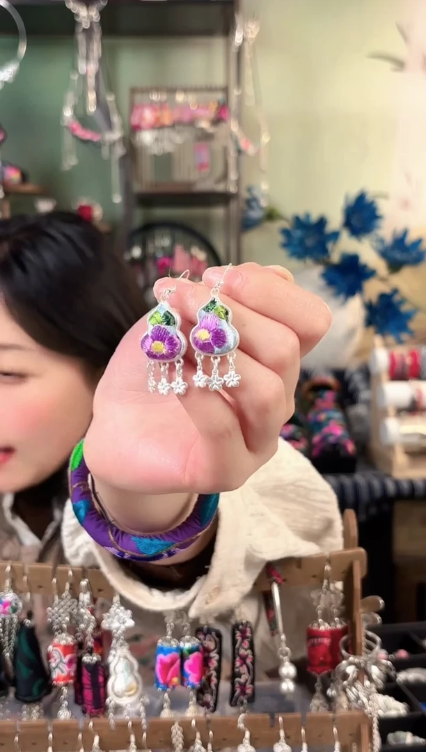 彩云南阁非遗老绣饰品163*